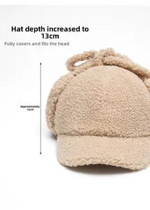 Détail de la profondeur de 13 cm et texture douce de la casquette beige en laine d'agneau