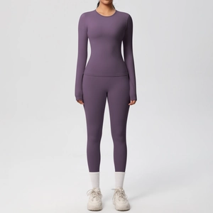 Dettaglio del set yoga viola scuro con leggings a vita alta e maglia sportiva a maniche lunghe