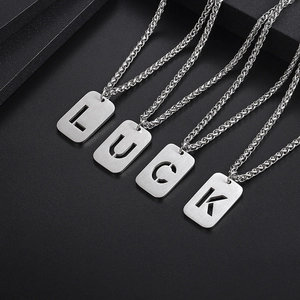 Collier avec pendentif LUCK en acier inoxydable argenté et métal brossé