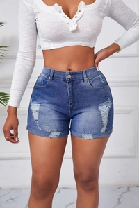 Detailansicht der High-Waist Denim-Shorts mit Destroyed-Effekten und modischen Rissen