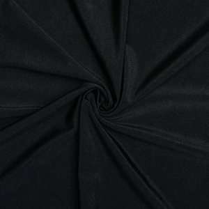 Detalle de la tela negra que muestra pliegues elegantes y una textura suave en el vestido