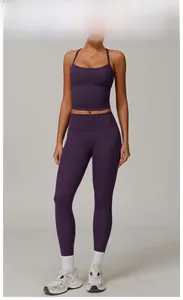 Détail du legging de yoga prune à taille haute et du soutien-gorge de sport dos nageur
