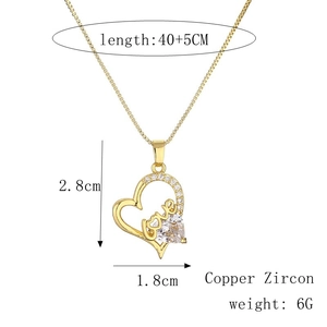 Dimensions du collier coeur doré 2,8cm par 1,8cm avec détails en zircon et cuivre