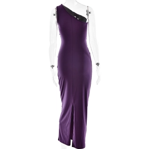 Detailansicht des lila One-Shoulder-Maxikleides mit Rückenschlitz und Raffungen am Saum