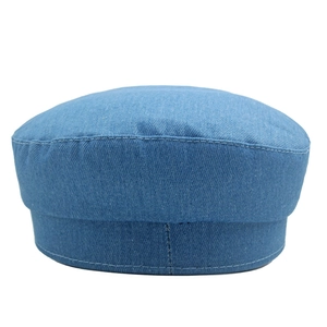 Coutures détaillées et texture d'une casquette de marin en denim bleu à sommet plat