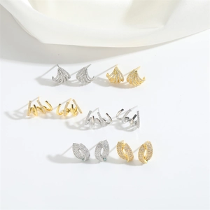 Coffret de boucles d'oreilles griffes gothiques avec zircons dorés et argentés sur soie