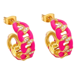 Dettaglio di orecchini a cerchio cuban link in smalto rosa con zirconi scintillanti