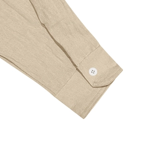 Détail du poignet boutonné sur une chemise de plage en lin beige pour hommes décontracté
