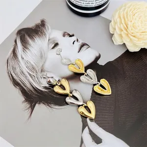 Boucles d'oreilles cœur à trois couches en or 18k et argent au fini brossé