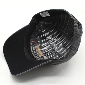Détails de l'intérieur d'une casquette en coton délavé avec étiquette 100% coton et coutures