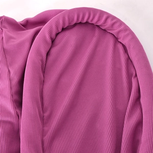 Detailansicht aus rosa Rippstrickgewebe mit elastischer Textur und Verarbeitungsqualität