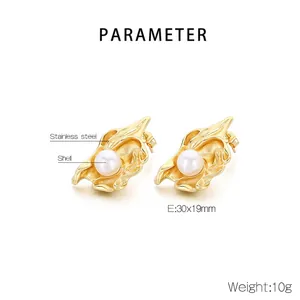 Détail des boucles d'oreilles fleurs de lave en acier inoxydable doré 18 carats et perles