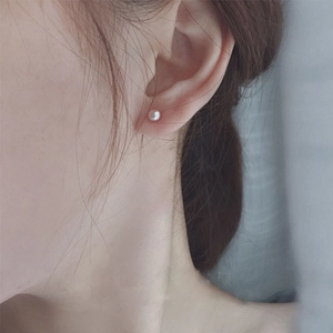 Elegantes pendientes de tuerca de plata 925 con perla rosa suave para mujer