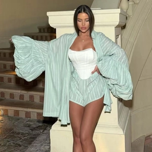 Ensemble trois pièces avec veste kimono à rayures vert clair et haut tube blanc