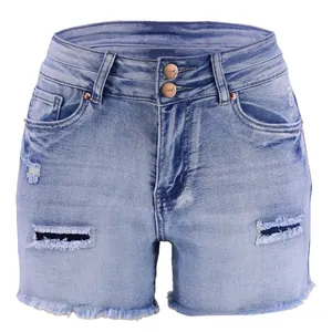 Detail der hellblauen High-Waist-Denim-Shorts mit Doppelknöpfen und ausgefranstem Saum