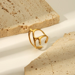 Makro-Detail von goldfarbenem Lava-Ring mit unregelmäßiger flüssiger Metallstruktur