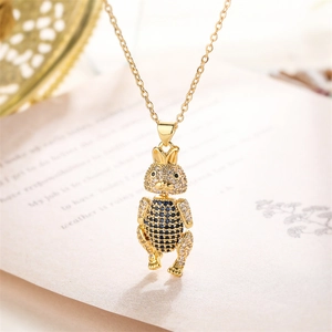 Détail du collier pendentif lapin doré avec pierre précieuse bleue et cristaux brillants