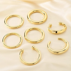 Ensemble de 7 bagues et bijoux d'oreilles minimalistes en acier doré 18 carats
