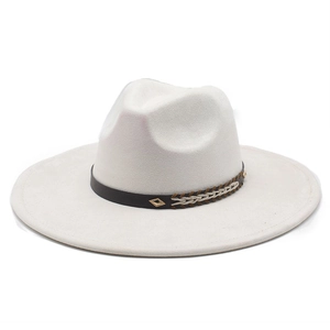 Nahaufnahme von weißem Wildleder-Fedora mit schwarzem Webband und goldener Rauten-Schnalle