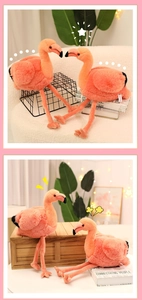 Gros plan d'une peluche flamant rose à longues pattes dans un décor chaleureux