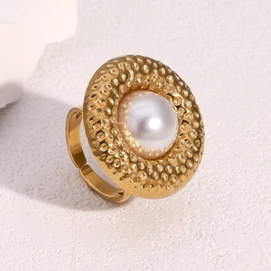 Adjustable hammered 18k gold plated stainless steel ring with a central white pearl