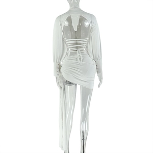 Détail d'une robe moulante blanche à manches longues avec dos nu et lacets sexy