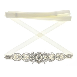 Détail de la ceinture de mariée avec strass scintillants et perles sur ruban de satin blanc