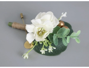 Détail d'une boutonnière en rose blanche artificielle avec feuilles et corde de jute