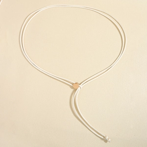 Dettaglio della corda da vita in PU bianco con fibbia in metallo tonda oro rosa regolabile