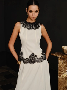 Robe longue blanche sans manches élégante avec dentelle noire pour un style vacances