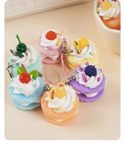 Draufsicht auf bunte Mini-Makronen-Anhänger mit Creme und Früchten für DIY Schlüsselanhänger