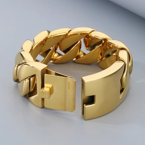 Dettaglio del bracciale a catena cubana dorata da 31 mm in acciaio al titanio lucido