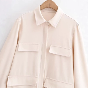 Minimalistische beige langärmelige Hemdjacke für Damen mit zwei großen aufgesetzten Taschen