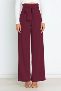 Gros plan du pantalon taille haute rouge bordeaux avec ceinture à nœud élégant