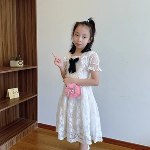 Elegante abito in pizzo bianco per bambine con fiocco di velluto e gonna in tulle