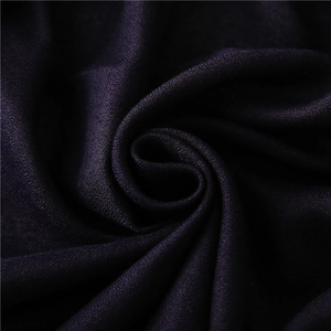 Primer plano de tela crepé morado oscuro con textura fina y capas suaves en espiral