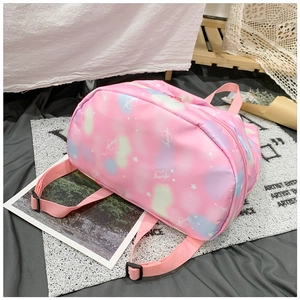 Detailansicht des rosa Batik-Yoga-Rucksacks aus wasserfestem Nylon mit verstellbarem Gurt