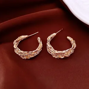 Élégantes boucles d'oreilles créoles torsadées plaquées or 18K sur soie rouge luxe