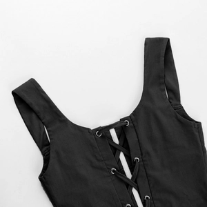 Détail d'un caraco corset noir avec œillets métalliques argentés et laçage croisé