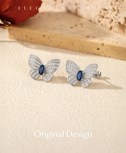 Macro détaillée de boucles d'oreilles papillon en argent S925 avec pierres bleu royal
