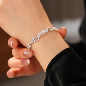 Eleganter silberner Zirkonia Blumen Armreif mit Wellendesign und funkelnden Akzenten