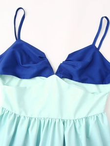 Détail d'une robe à fines bretelles dégradé bleu et vert menthe avec buste plissé