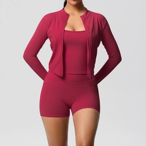 Vue détaillée de l'ensemble de yoga rose avec veste zippée, brassière et short taille haute