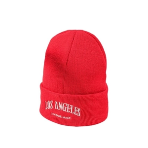 Bonnet en tricot rouge avec broderie Los Angeles blanche vu sous un angle de 45 degrés