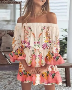 Detail van off-shoulder bohemian mini-jurk met trompetmouwen in roze en beige tinten