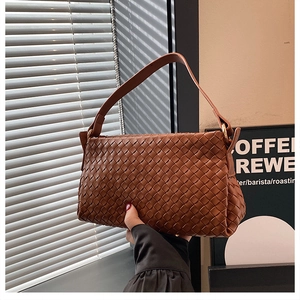 Dettaglio della trama in pelle intrecciata marrone di una borsa a tracolla vintage