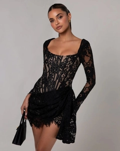 Détail du tissu en dentelle florale et structure corset sur une robe courte noire à manches