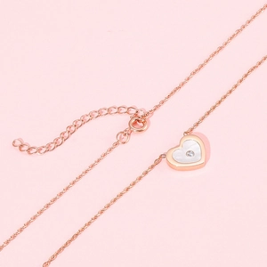 Collier cœur en or rose avec nacre blanche et accent de diamant brillant élégant