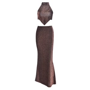 Détail du haut court dos nu pailleté bronze et de la jupe longue assortie
