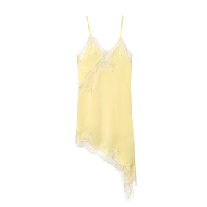Détail d'une robe en satin jaune clair avec dentelle blanche et ourlet asymétrique